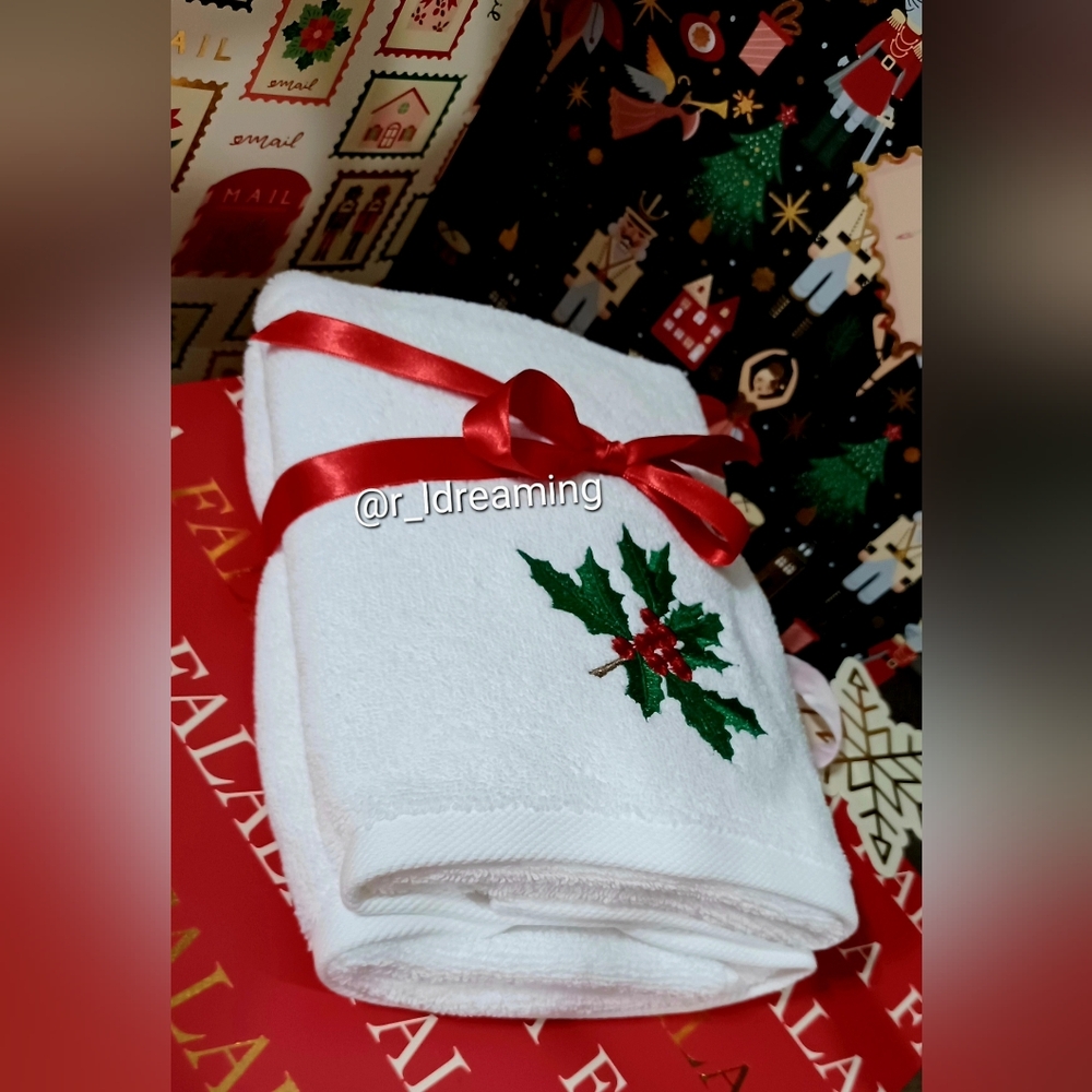 NWT Beekman Home Festive Holly Set Of Two Handtowels Size 18" X 28"